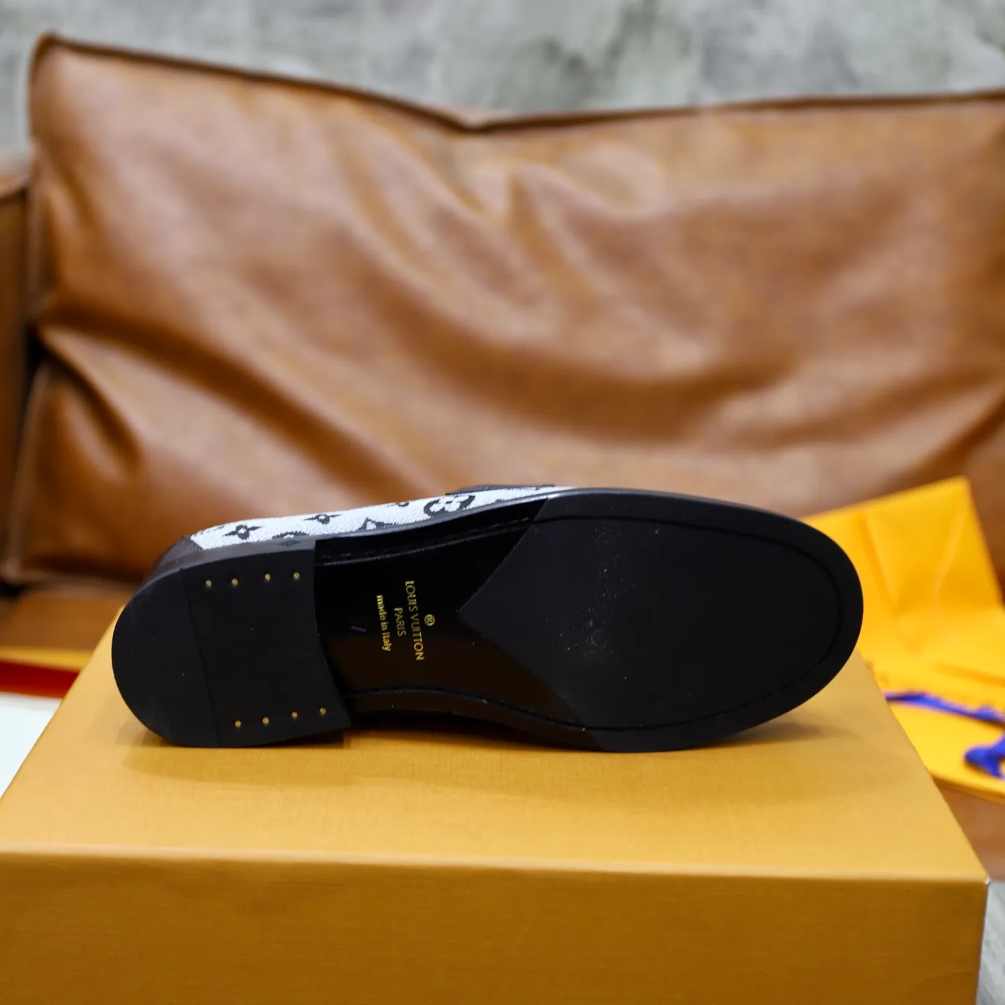 Men's Men's Shoes💰💰920LV Louis Vuitton Slip-on Loafers, top quality products from Guangzhou, ready for sale! This LV Glove loafer is made of selected soft cowhide, with a slightly wrinkled leather surface and a very high-end texture. Each pair is unique. The leather surface is light and soft, with a fine texture and good luster. It is a classic loafer style, with exquisite handmade mark stitching on the toe, and a square toe configuration to highlight the classic style. The horizontal band has hot-printed LV three-dimensional letters, semi-solid handcrafts and a genuine leather outsole, and a rubber patch on the heel to create wear-resistant performance and comfort. One of the must-have loafers for men! Comes with full original packaging! Code number: 38-39-40-41-42-43-44 (38, 45, 46 customized) standard leather shoe code
